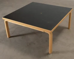 Artek Aalto 84 soffbord 120 x 120 cm björk / svart