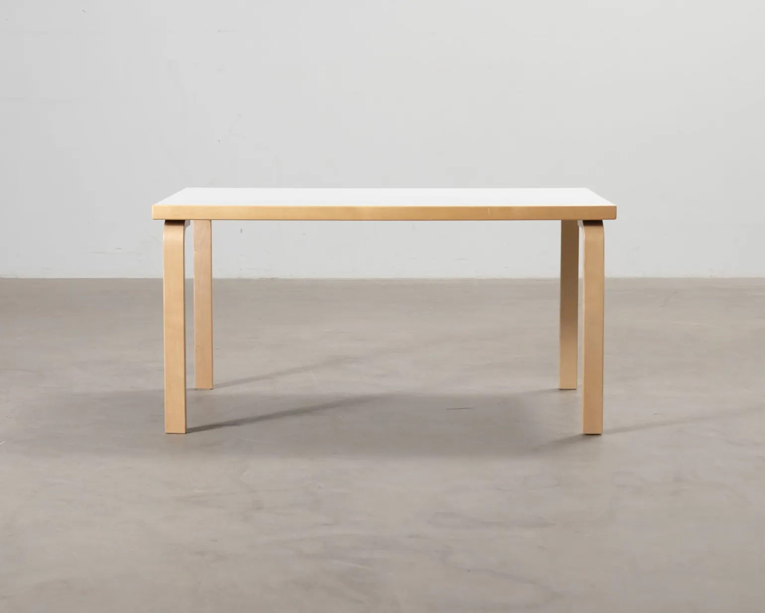 Artek 81B barnbord björk / vit laminat