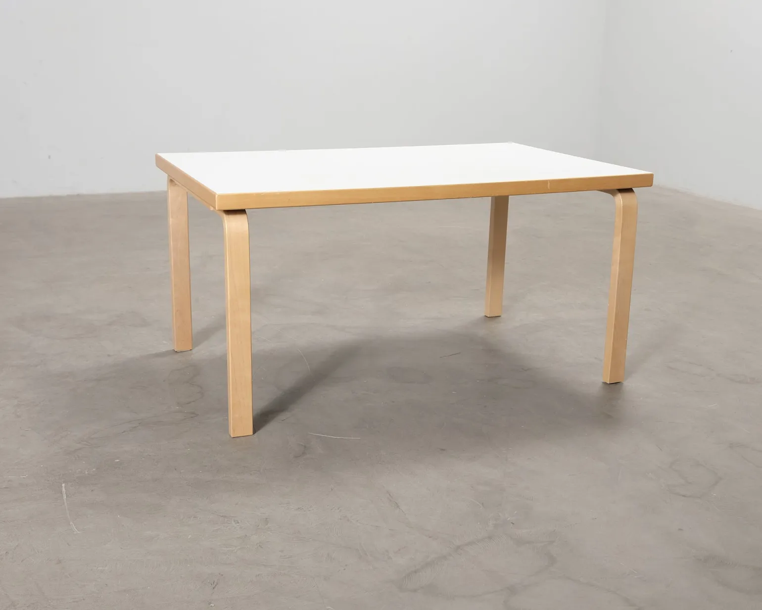 Artek 81B barnbord björk / vit laminat