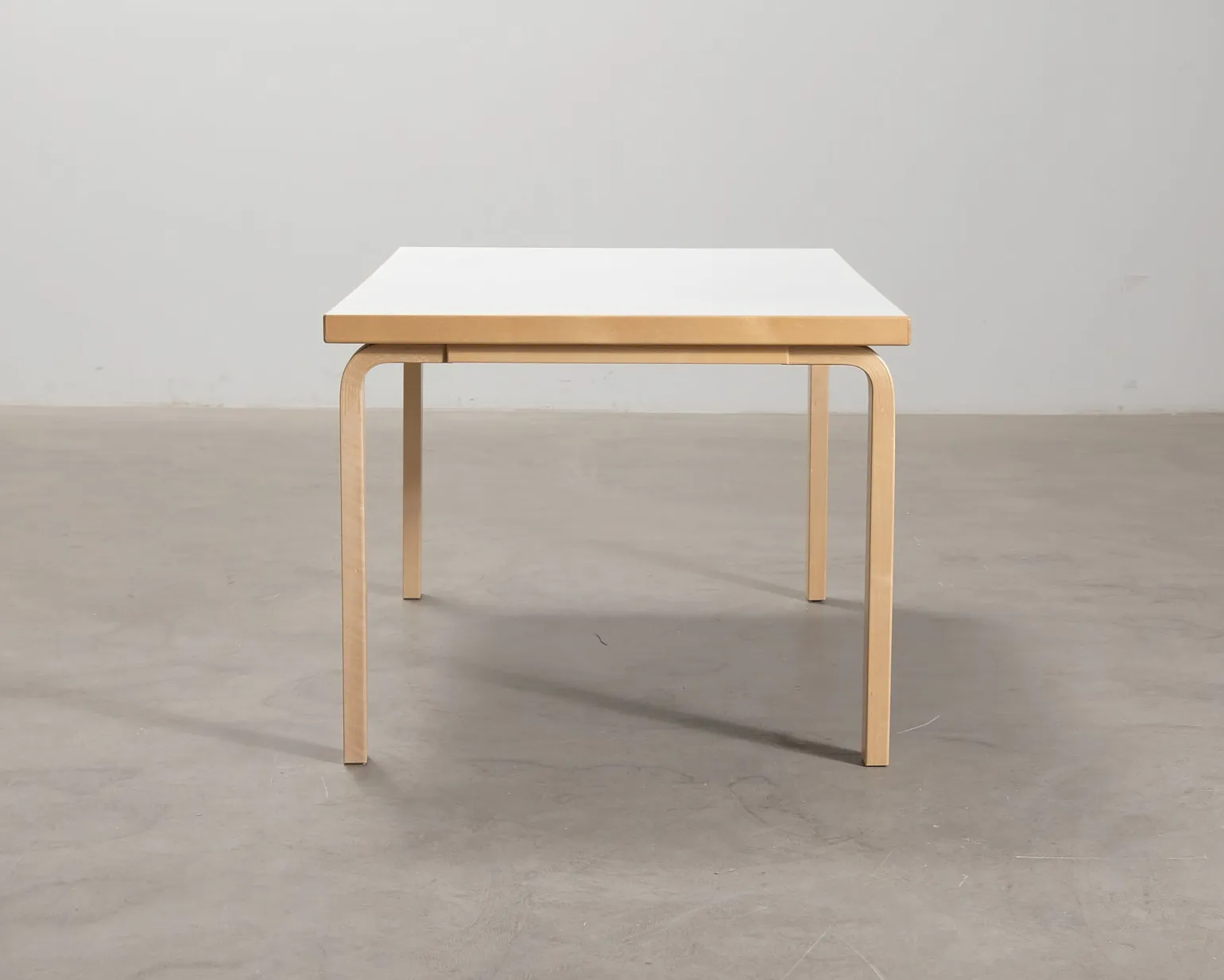 Artek 81B barnbord björk / vit laminat