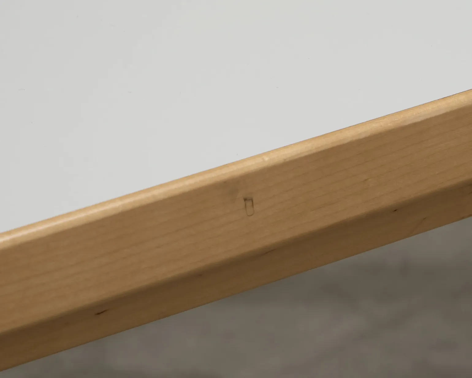 Artek 81B barnbord björk / vit laminat