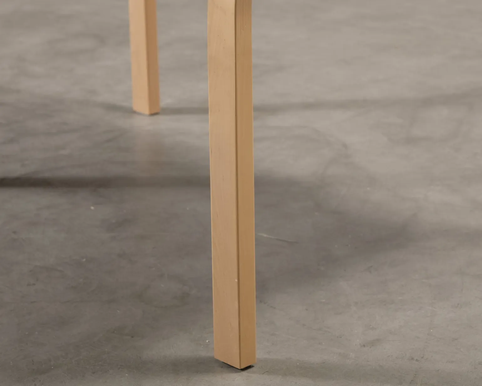 Artek 81B barnbord björk / vit laminat