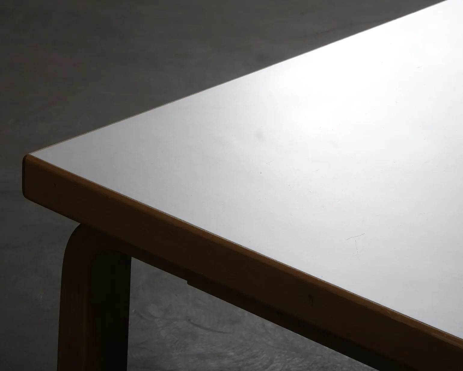 Artek 81B barnbord björk / vit laminat