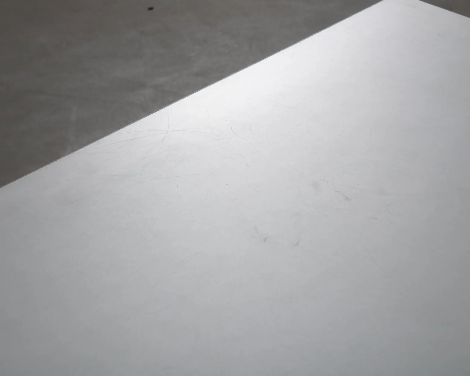 Artek 80B bord vit laminat
