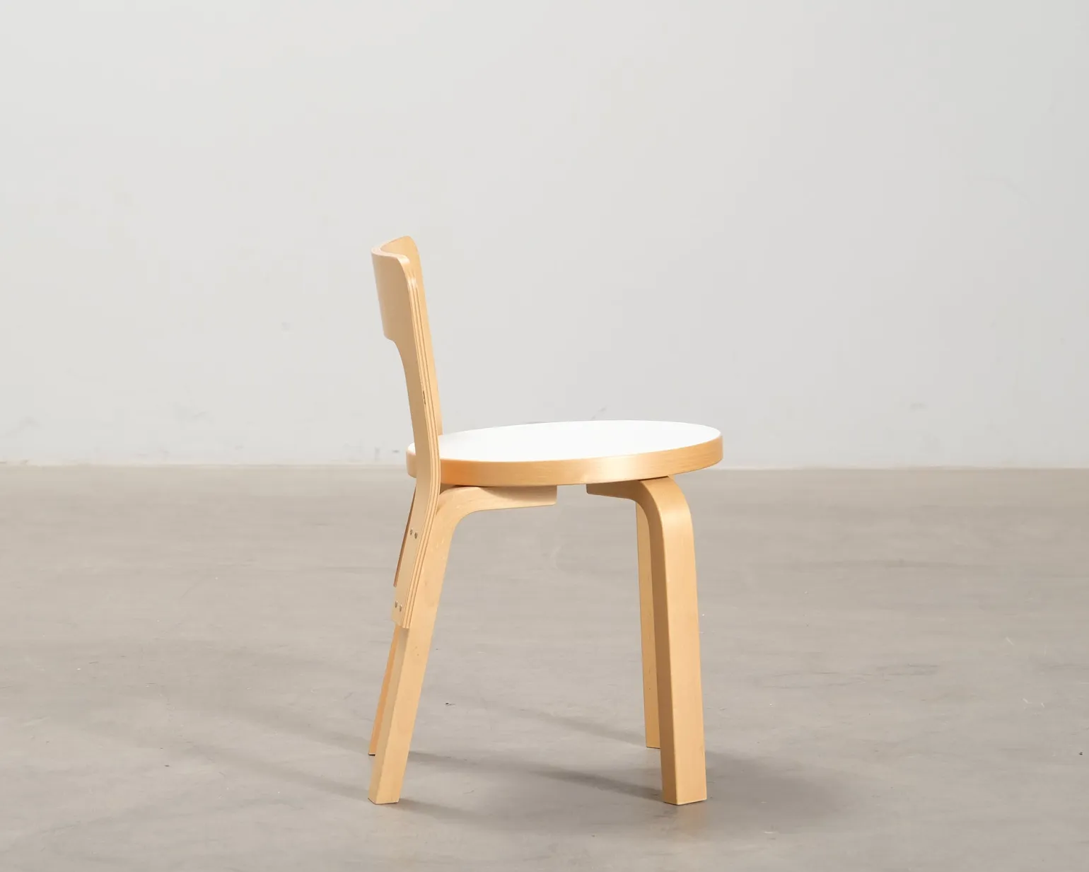 Artek N65 barnstol björk / vit laminat