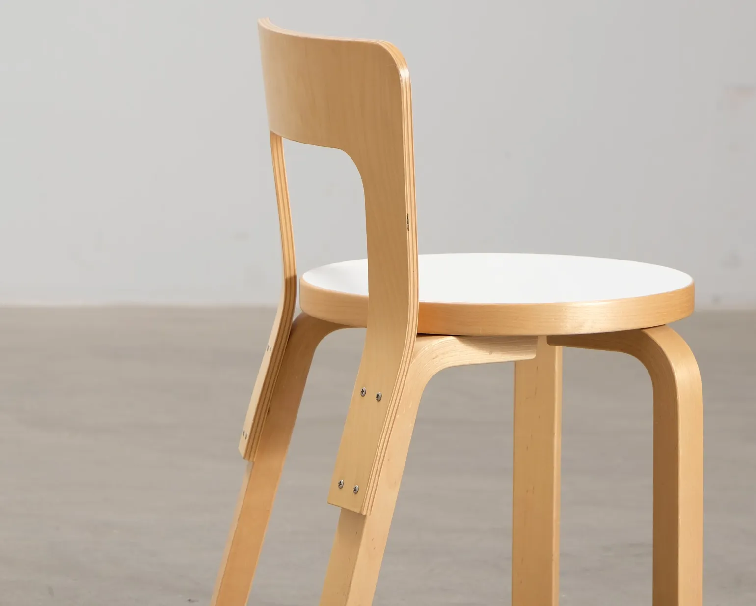 Artek N65 barnstol björk / vit laminat