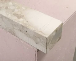 Audo Copenhagen Plinth hylla 60 cm, Kunis Breccia marmor
