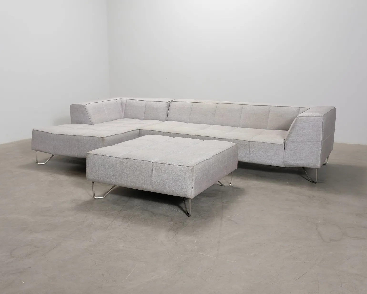BoConcept Milos 5-sits hörnsoffa med fotpall ljusgrå