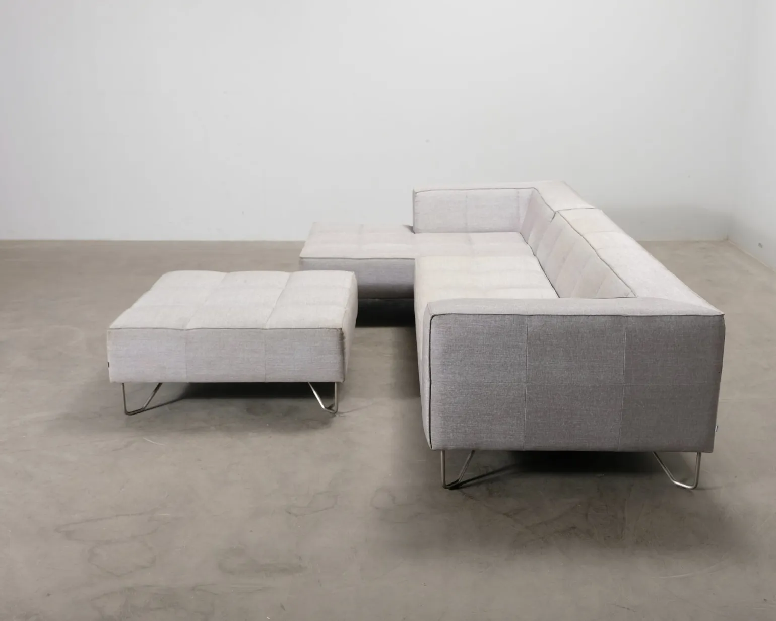 BoConcept Milos 5-sits hörnsoffa med fotpall ljusgrå
