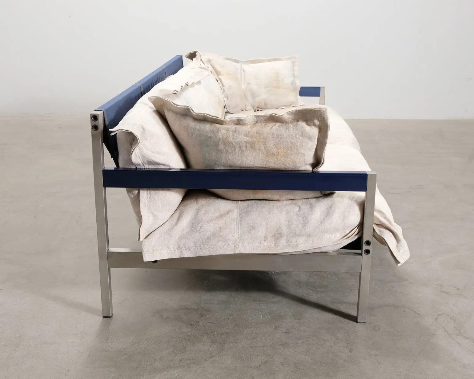 Diesel with Moroso Iron Maiden 2,5-sits soffa