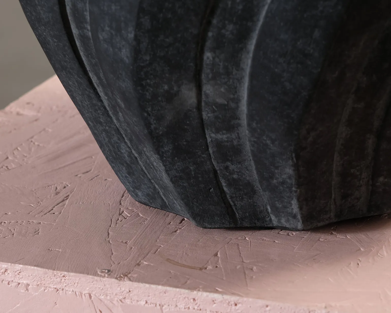 Dusty Deco Swirl vas svart