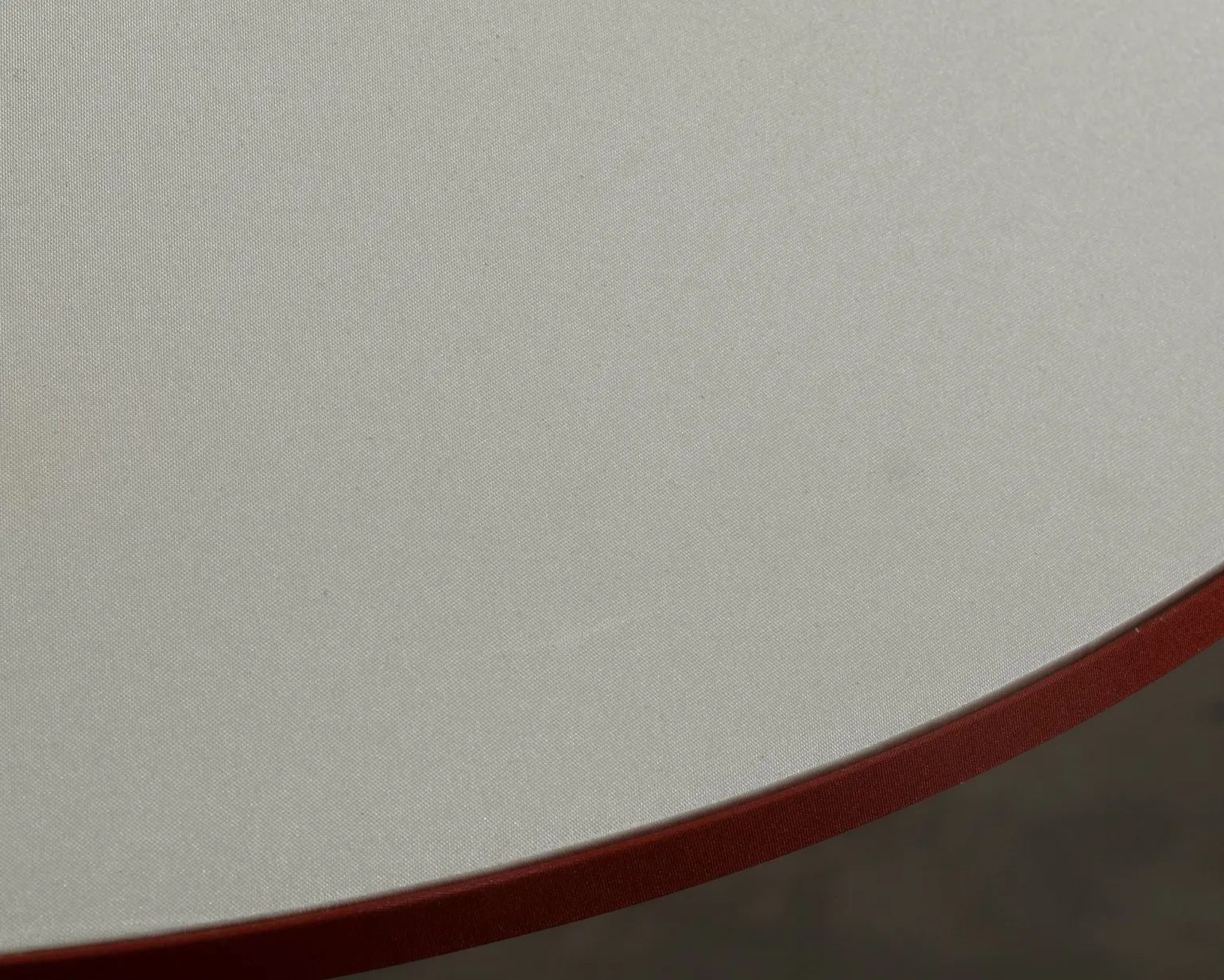 Edgeform Tafta pendellampa ø 65 cm röd / naturvit