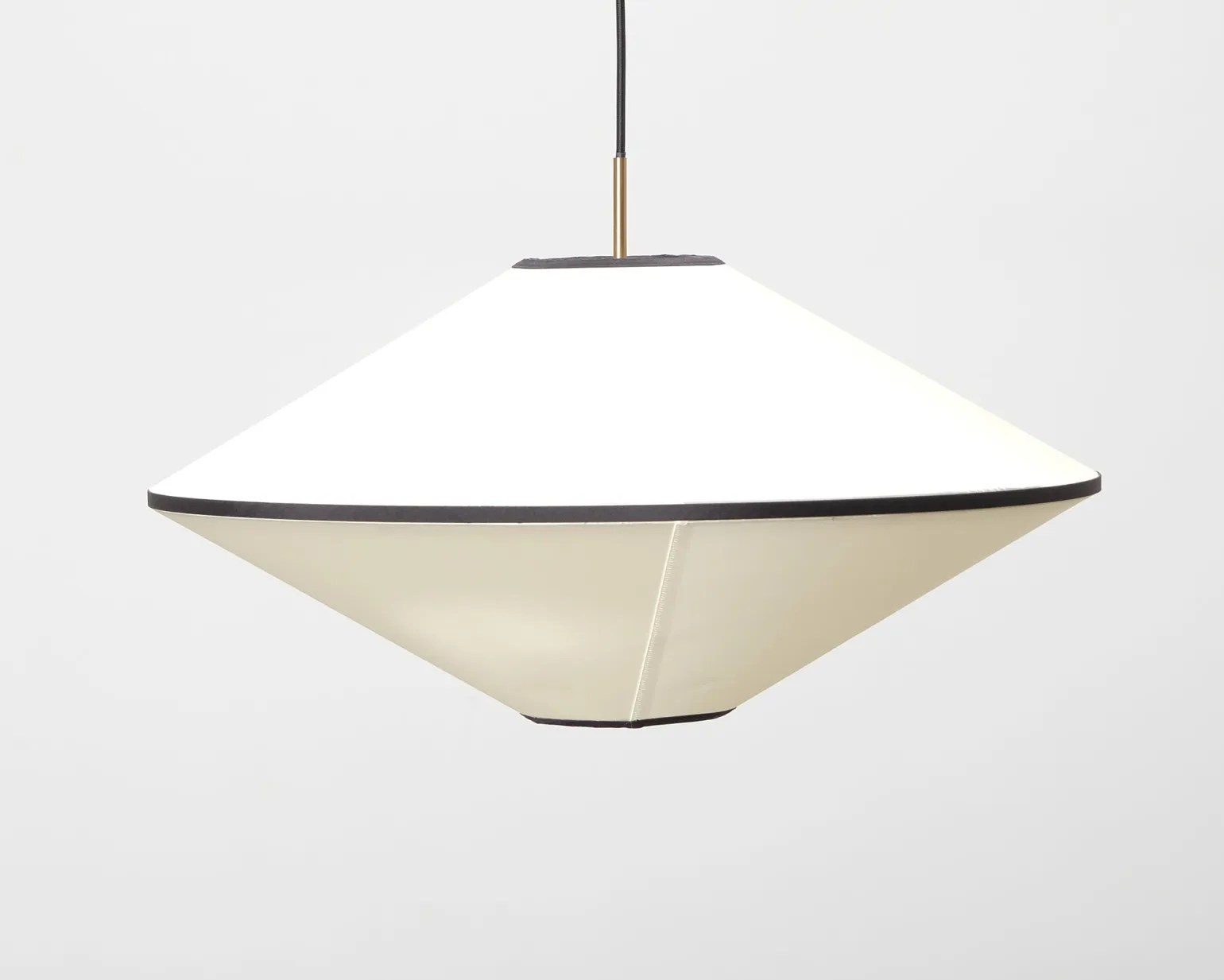 Edgeform Tafta pendellampa ø 65 cm svart / naturvit