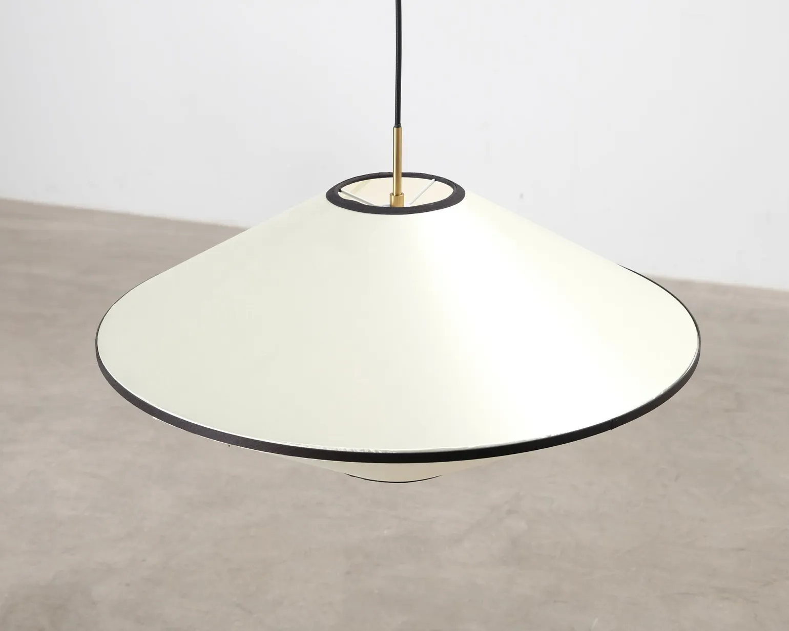 Edgeform Tafta pendellampa ø 65 cm svart / naturvit