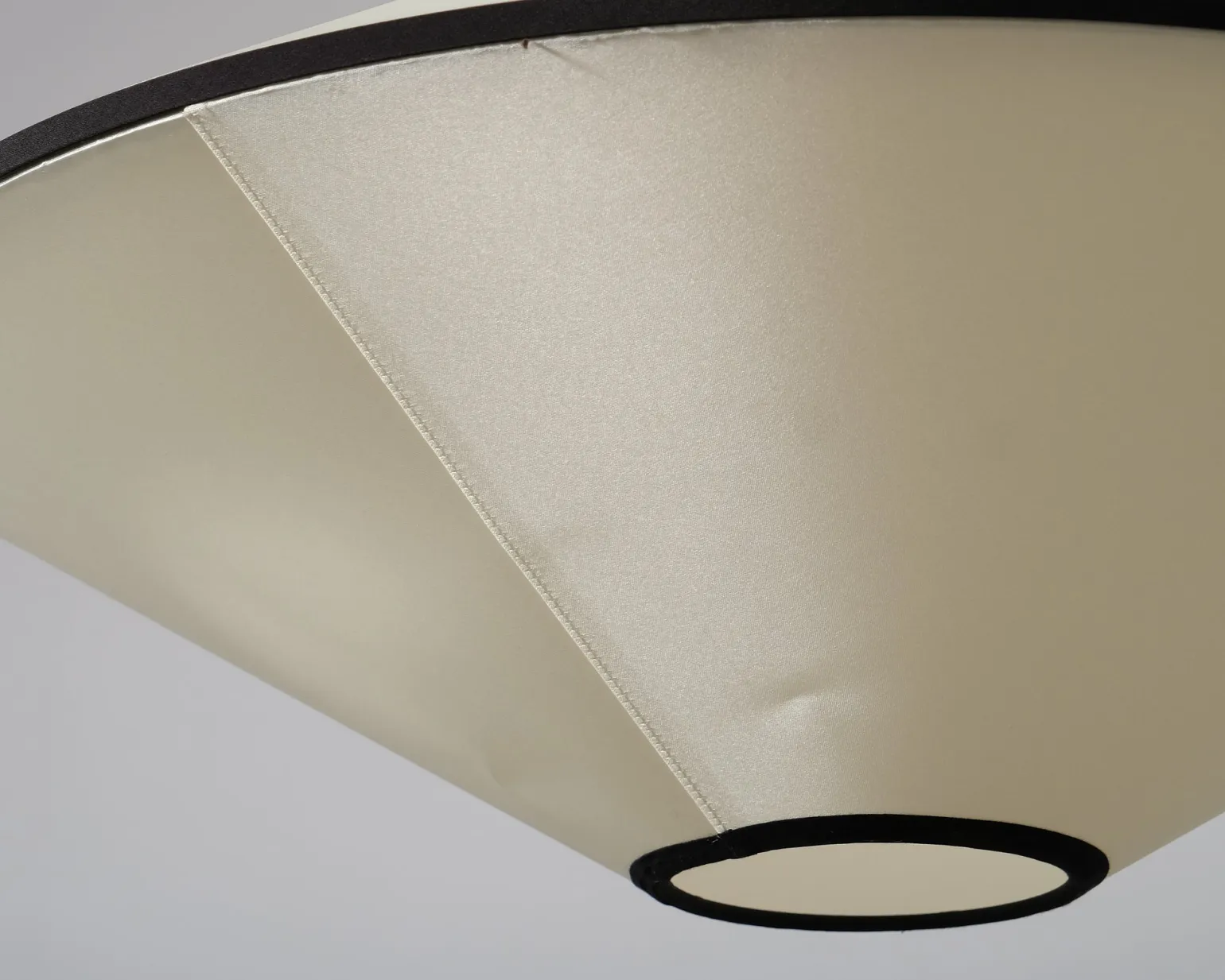Edgeform Tafta pendellampa ø 65 cm svart / naturvit