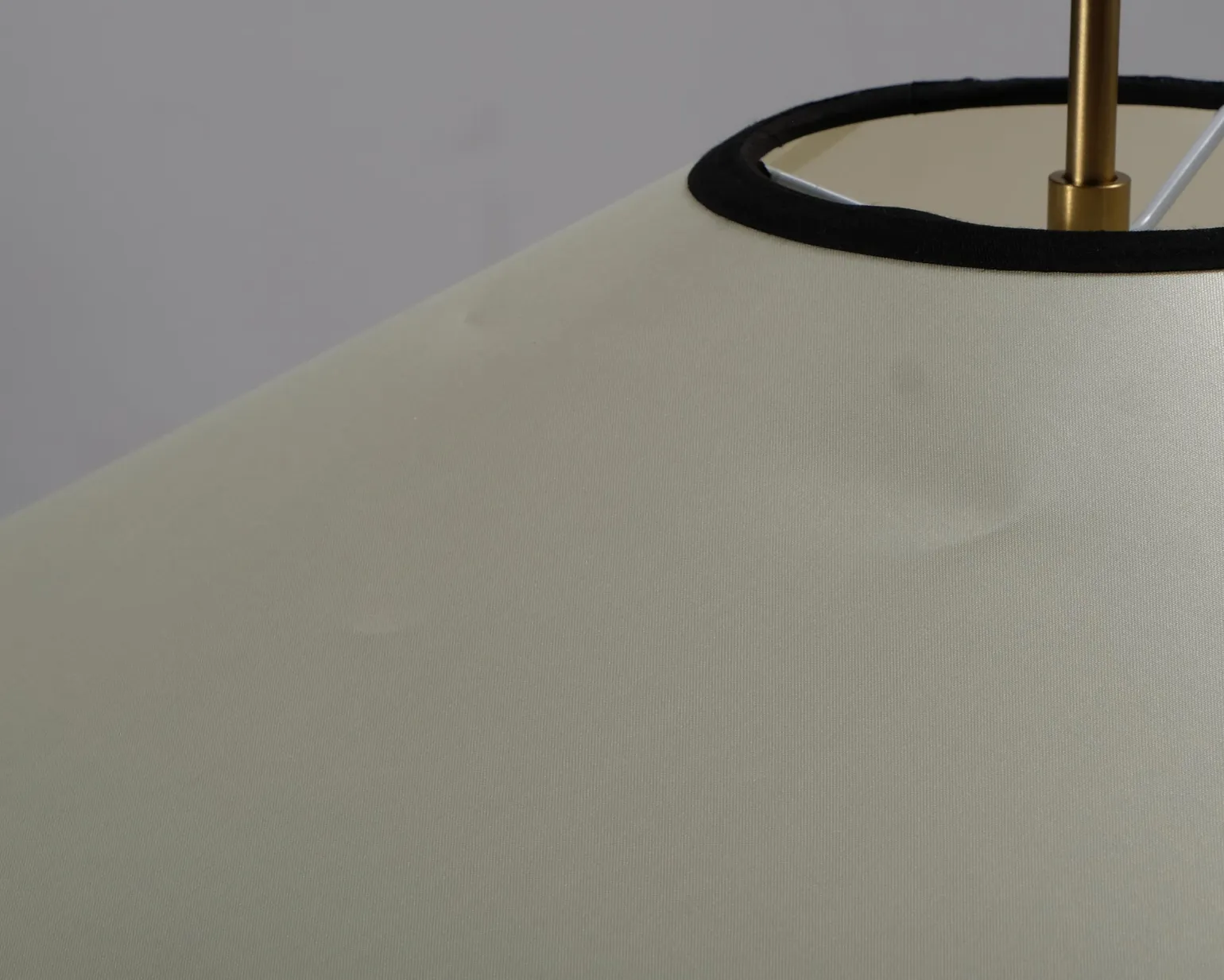 Edgeform Tafta pendellampa ø 65 cm svart / naturvit