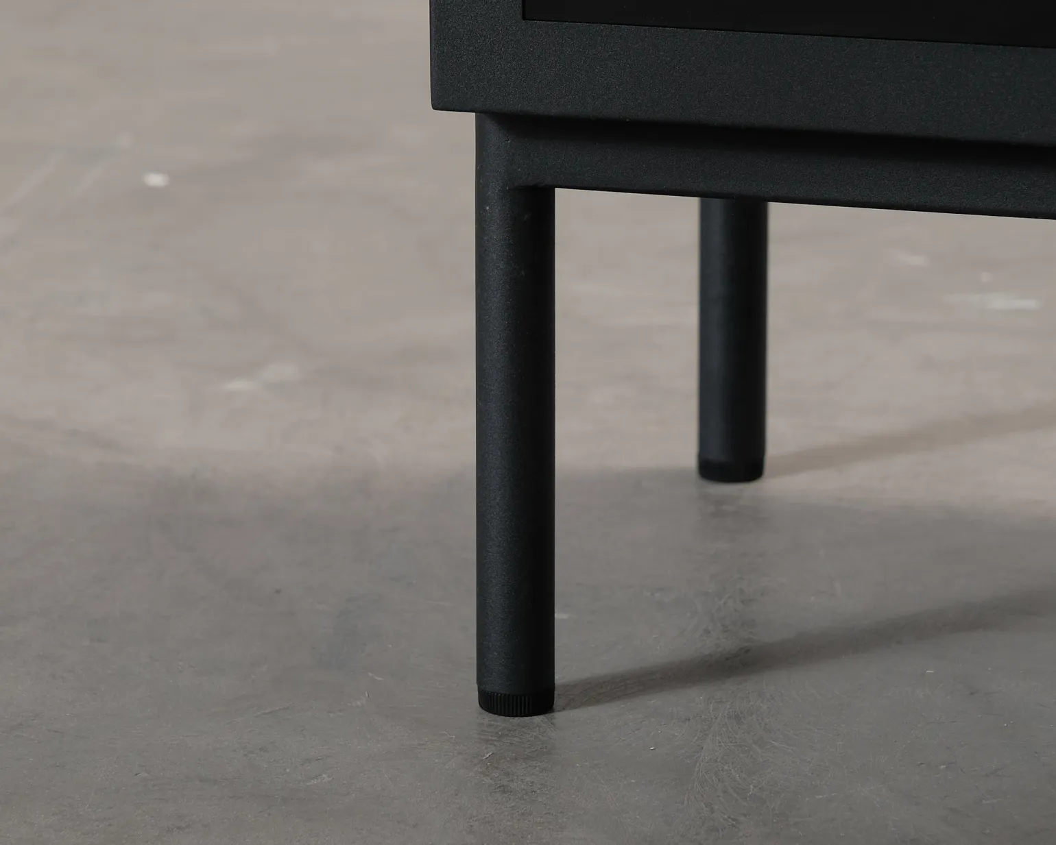 FeelDesign Cliff nattduksbord svart