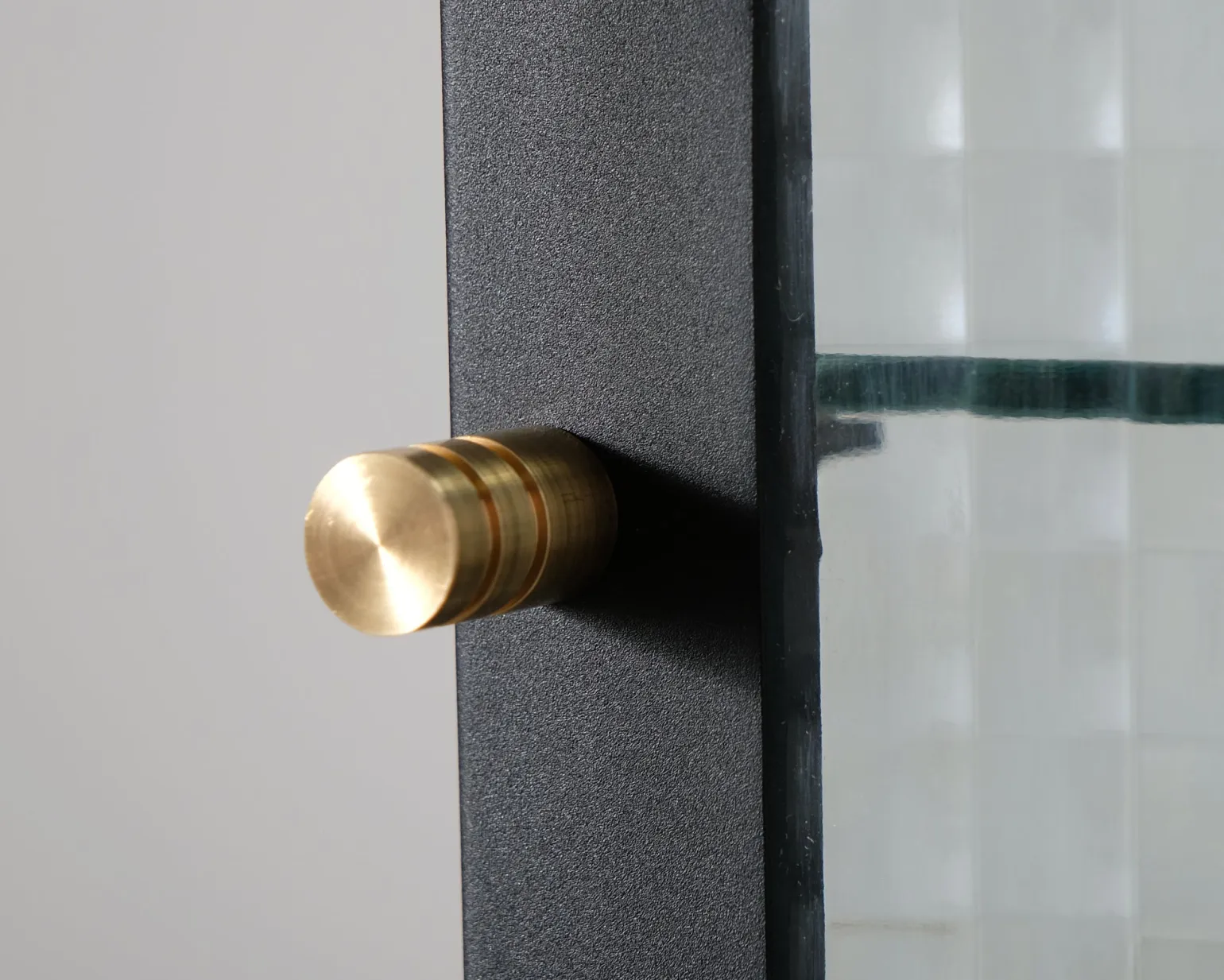 FeelDesign Cliff vitrin svart