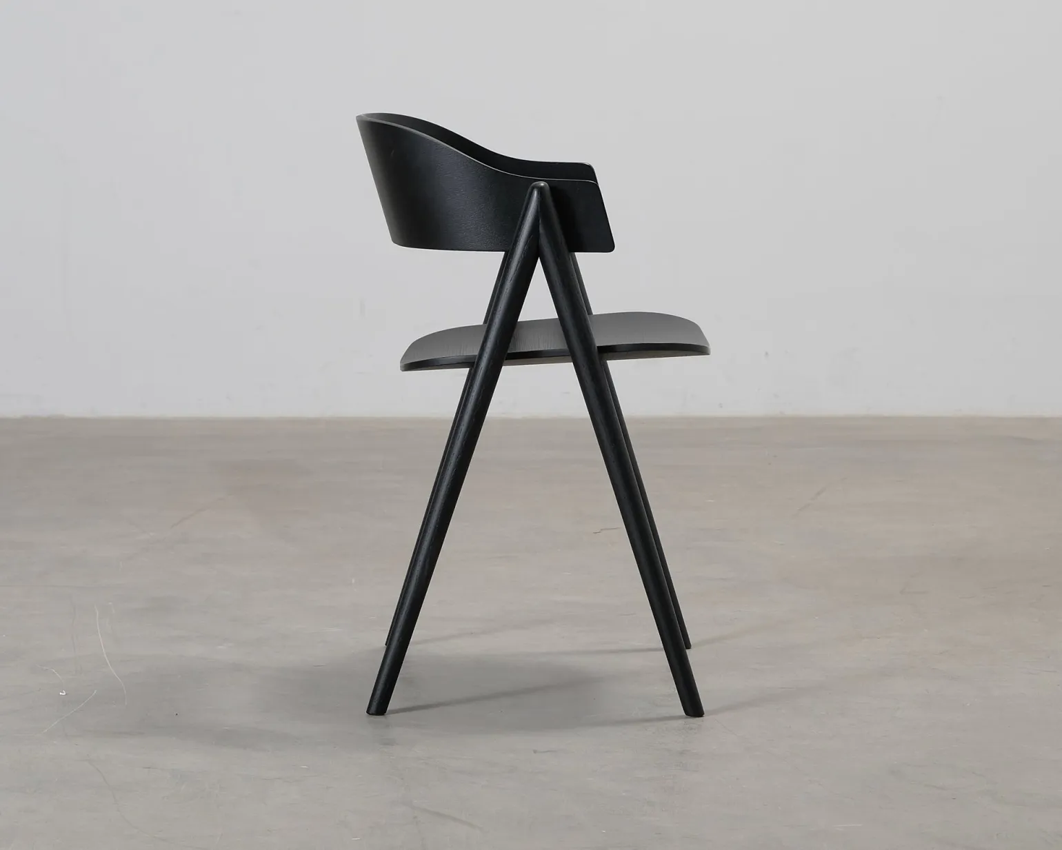 Forms & Objects Hennie matstol svart