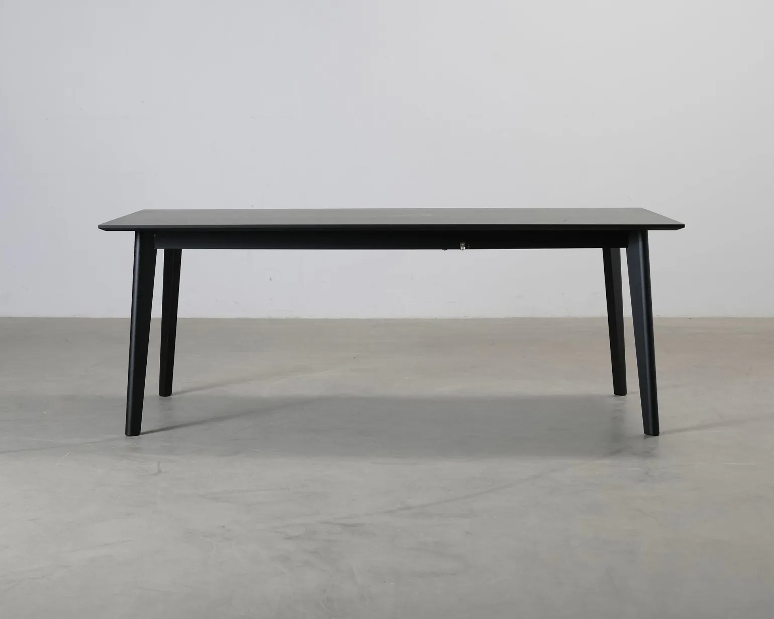 Forms & Objects Nora matbord 200 cm svart