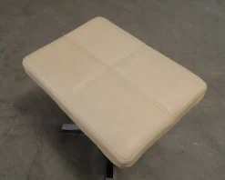Fotpall i skinn gräddvit