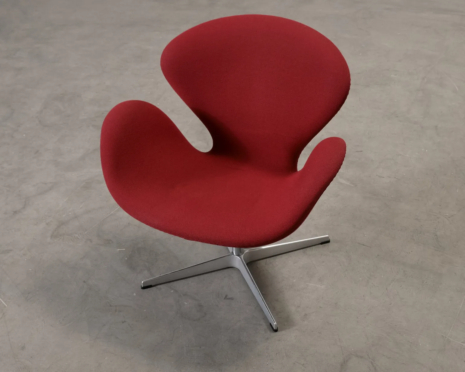 Fritz Hansen Swan 3220 fåtölj röd