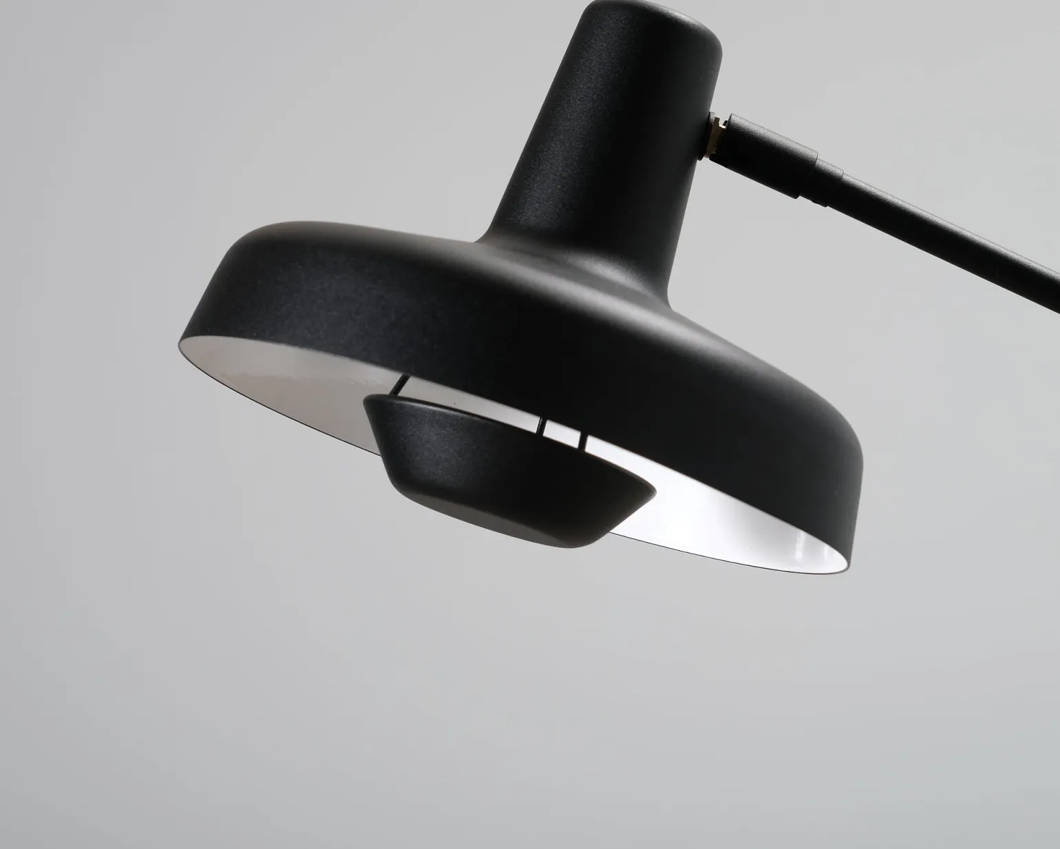 Grupa Arigato golvlampa svart