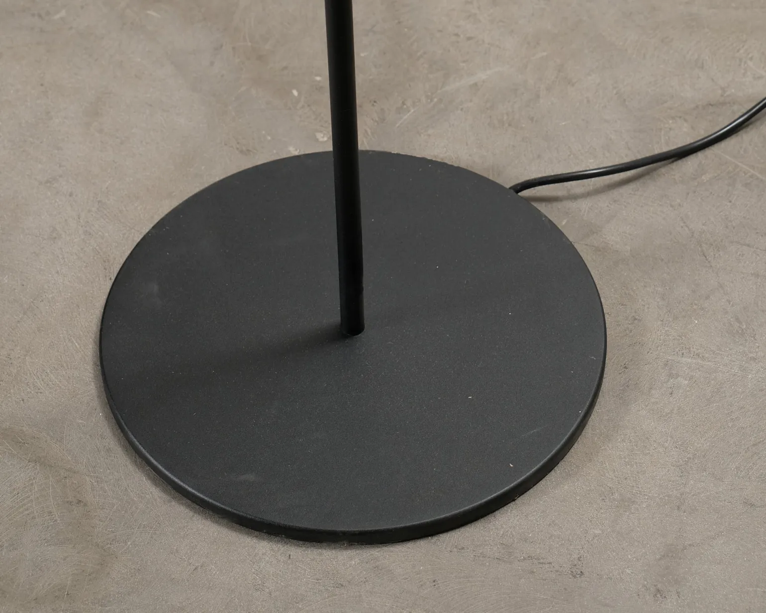 Grupa Arigato golvlampa svart