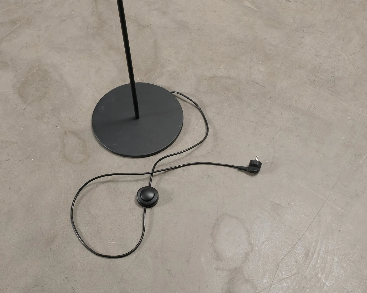 Grupa Arigato golvlampa svart