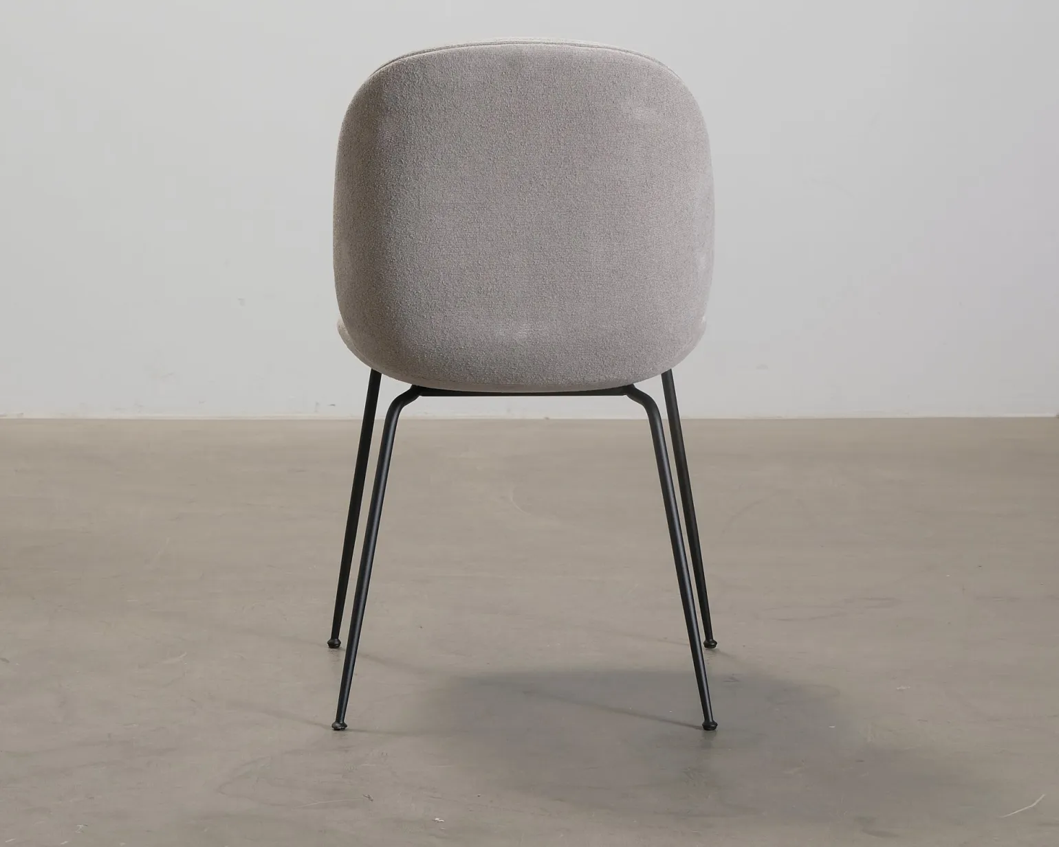 GUBI Beetle stol beige