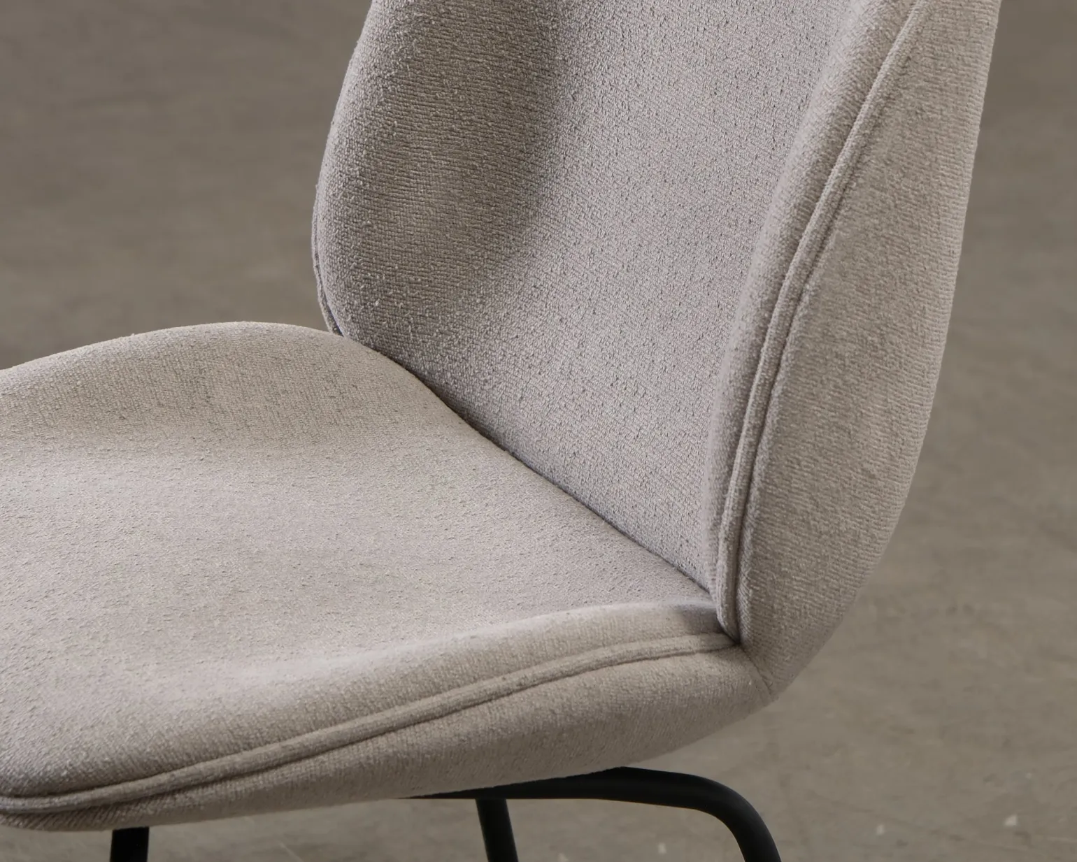 GUBI Beetle stol beige
