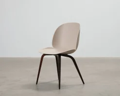 GUBI Beetle-stol beige / rökt ek