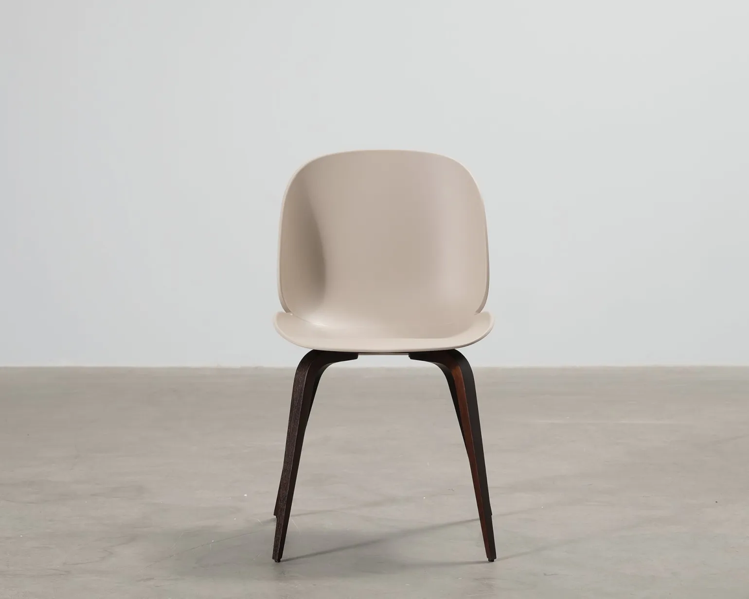 GUBI Beetle-stol beige / rökt ek