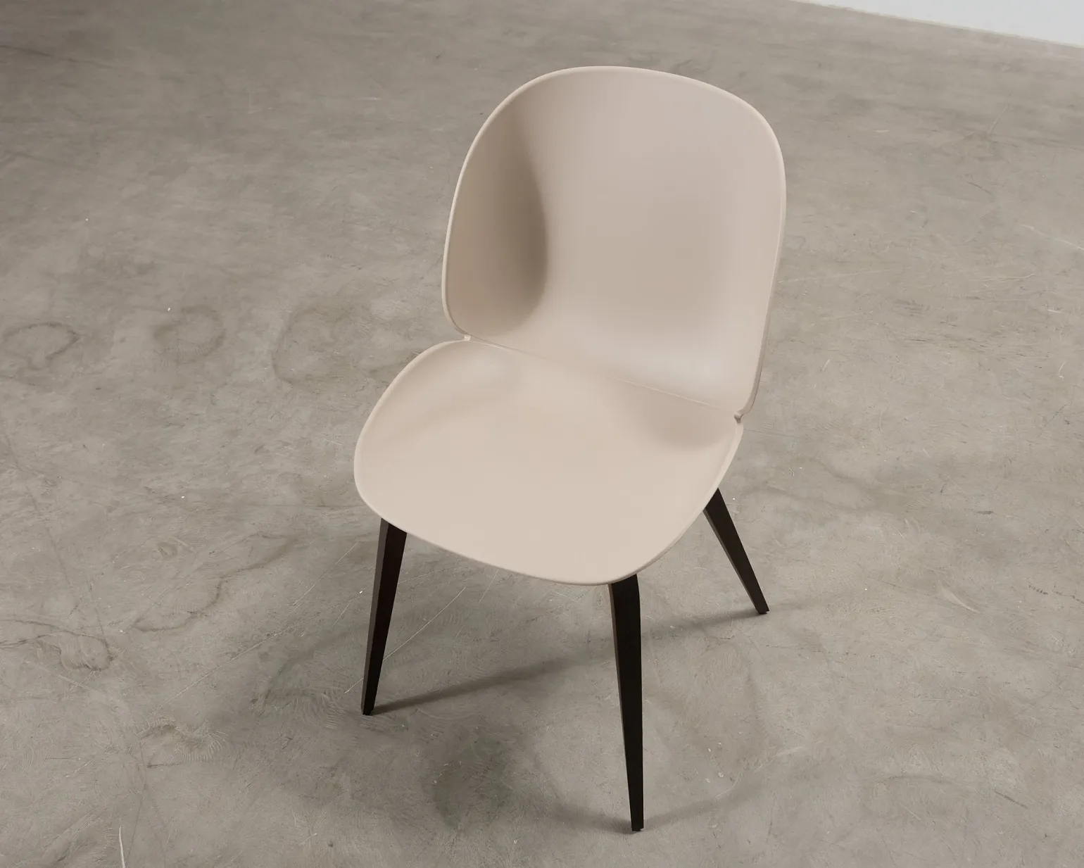 GUBI Beetle-stol beige / rökt ek