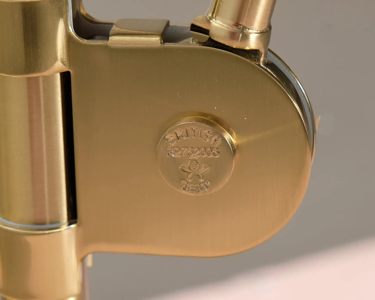 GUBI Bestlite BL1 bordslampa mässing / benporslin