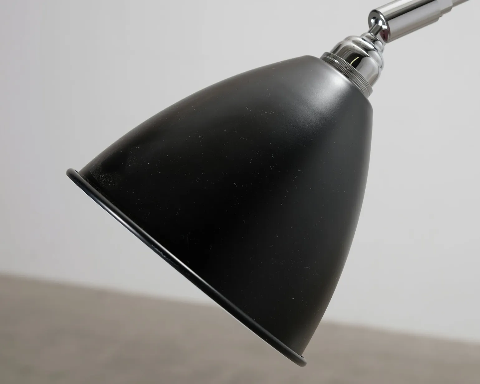 GUBI Bestlite BL3S golvlampa svart / krom