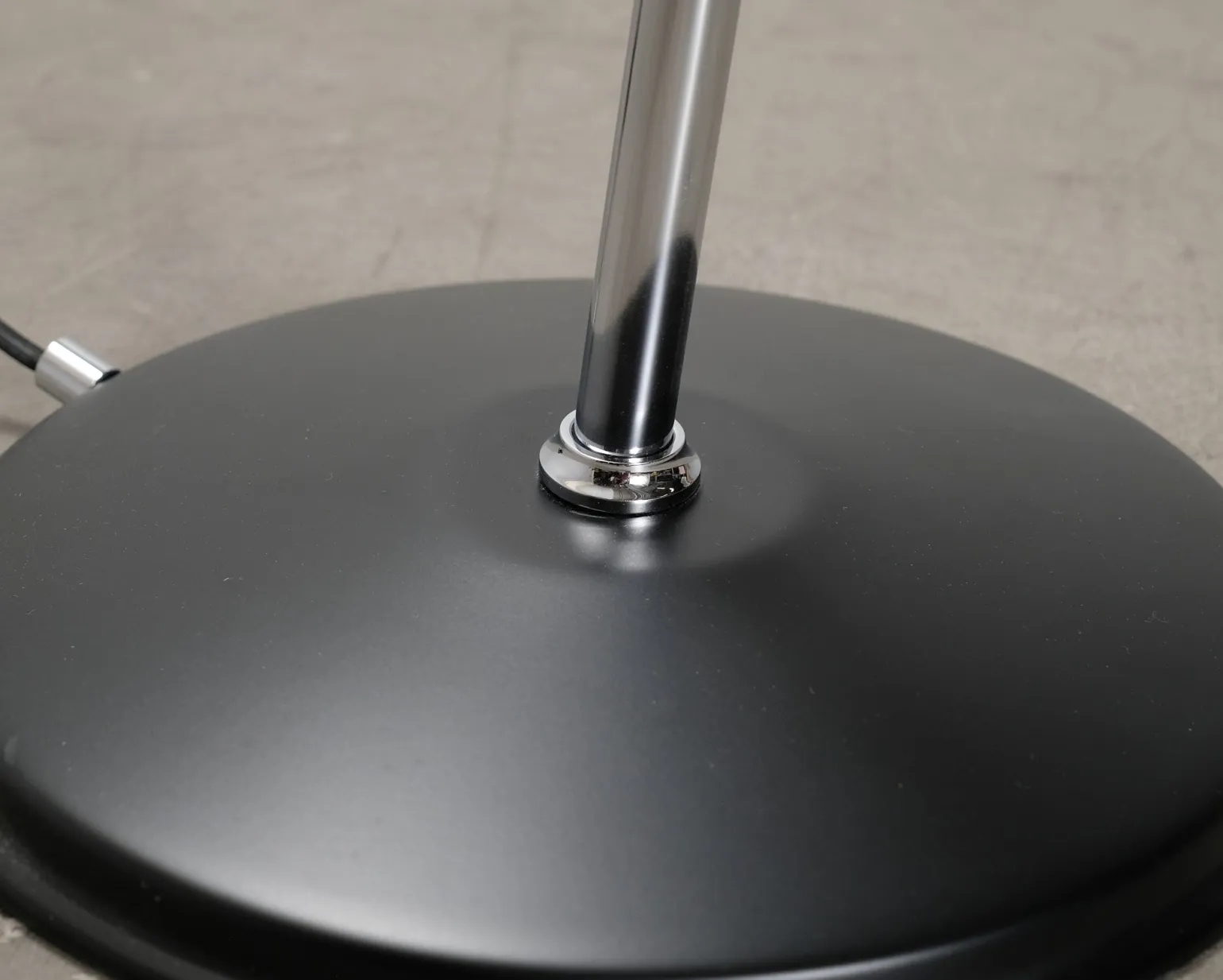 GUBI Bestlite BL3S golvlampa svart / krom
