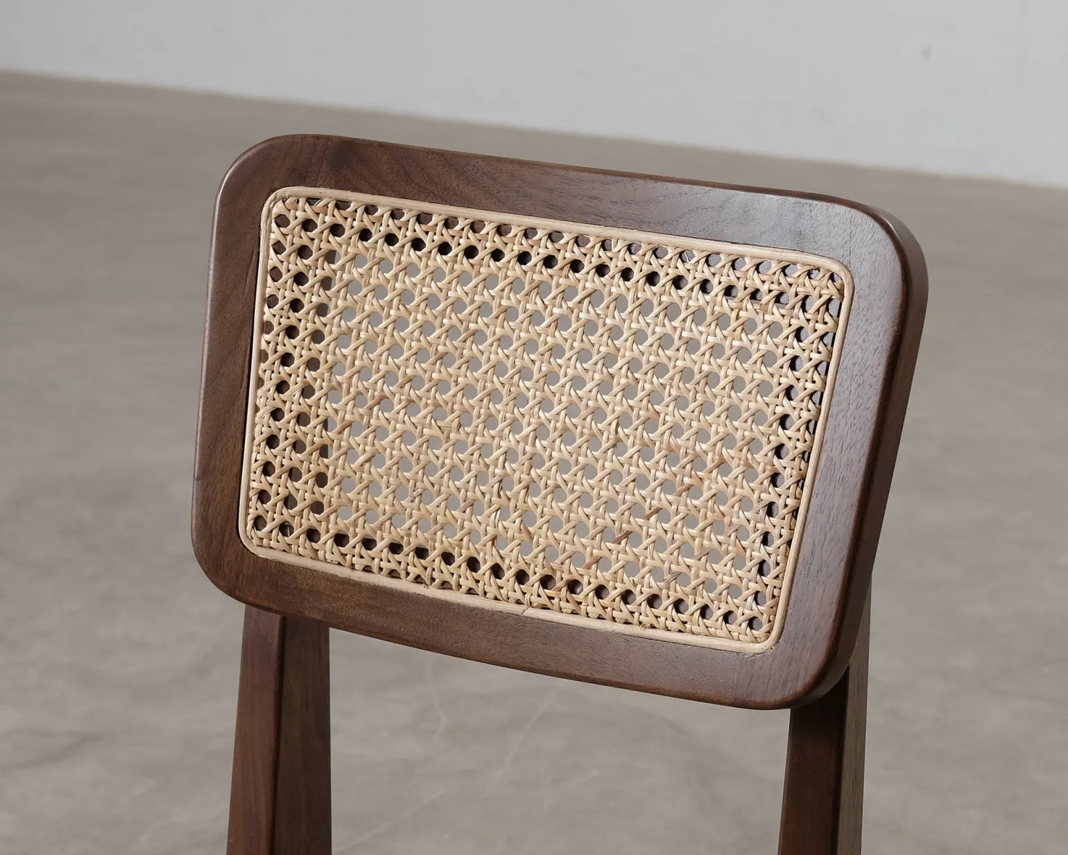 Gubi C-chair valnöt / rotting