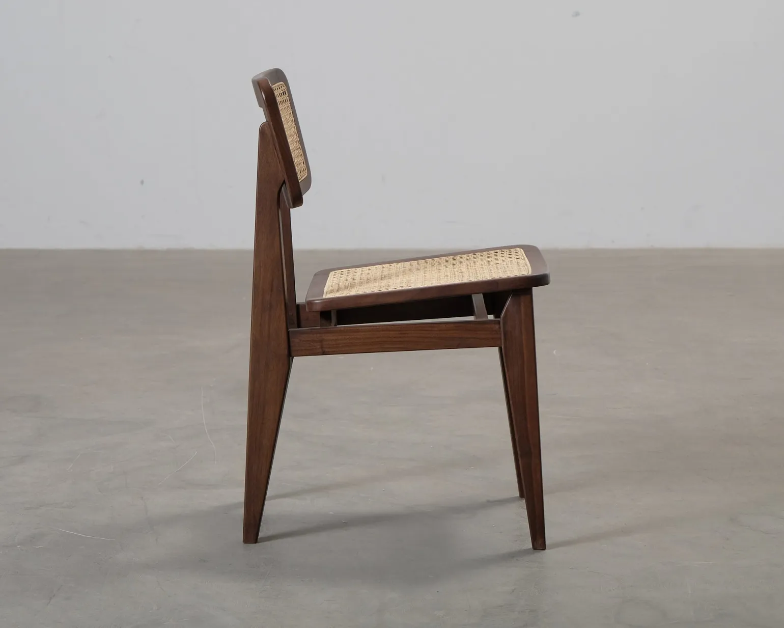 Gubi C-chair valnöt / rotting