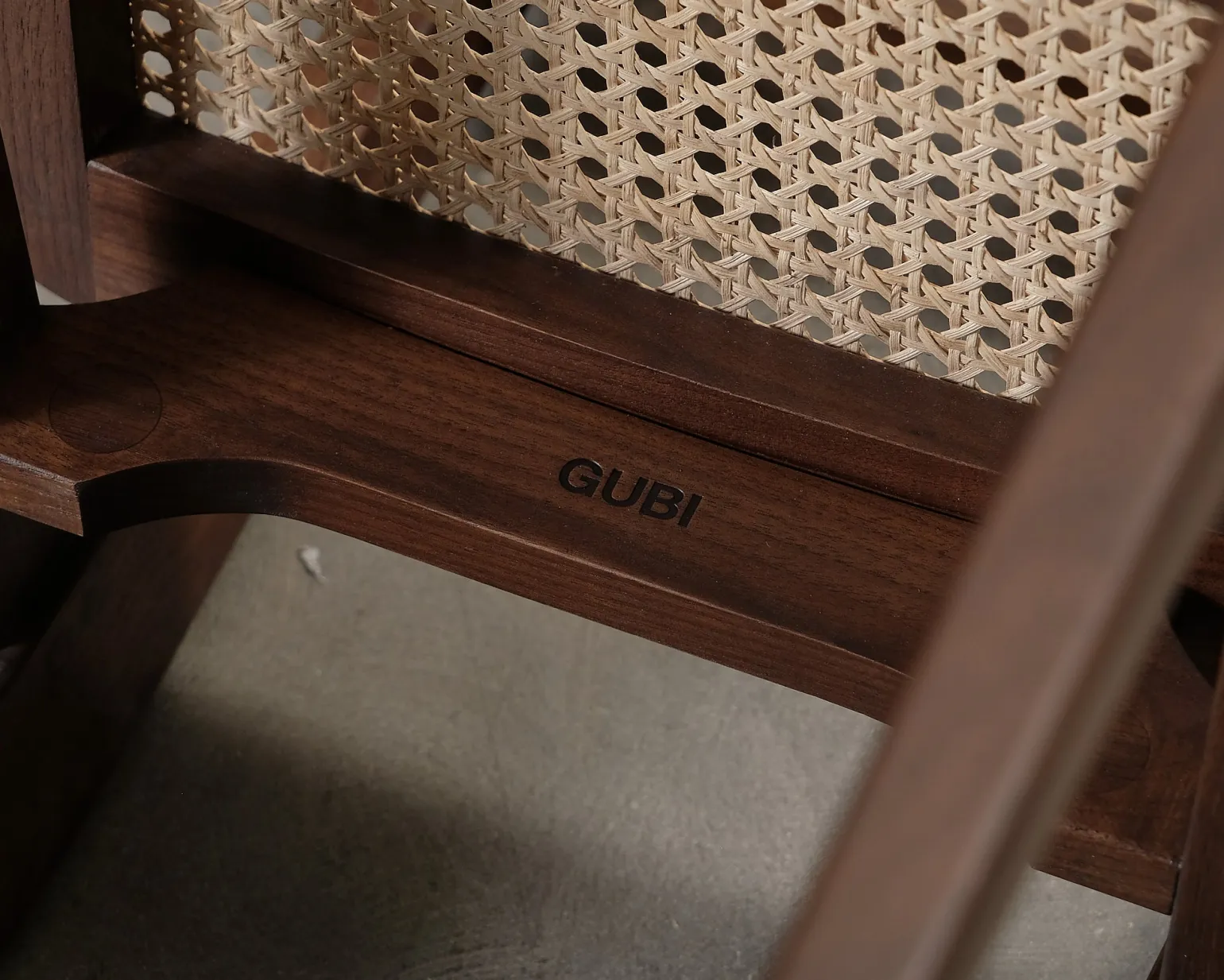 Gubi C-chair valnöt / rotting