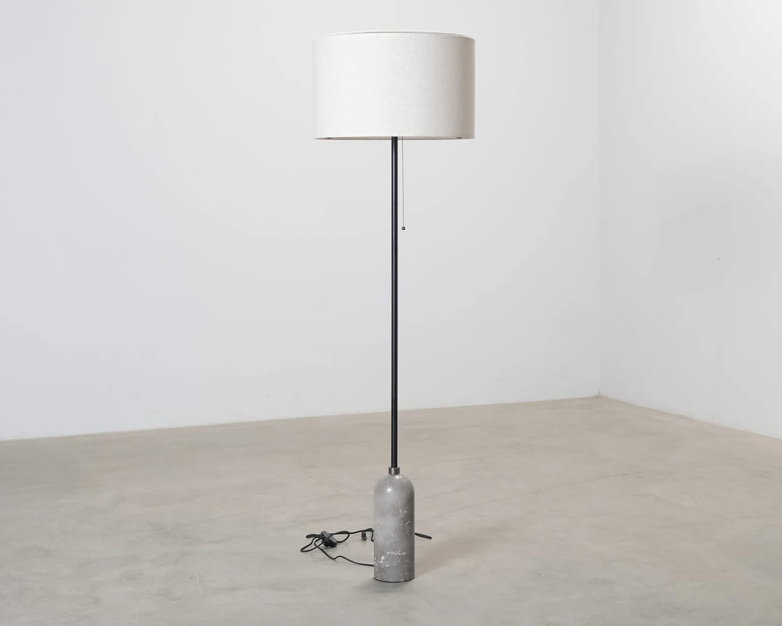 Gubi Gravity golvlampa grå marmor / canvas