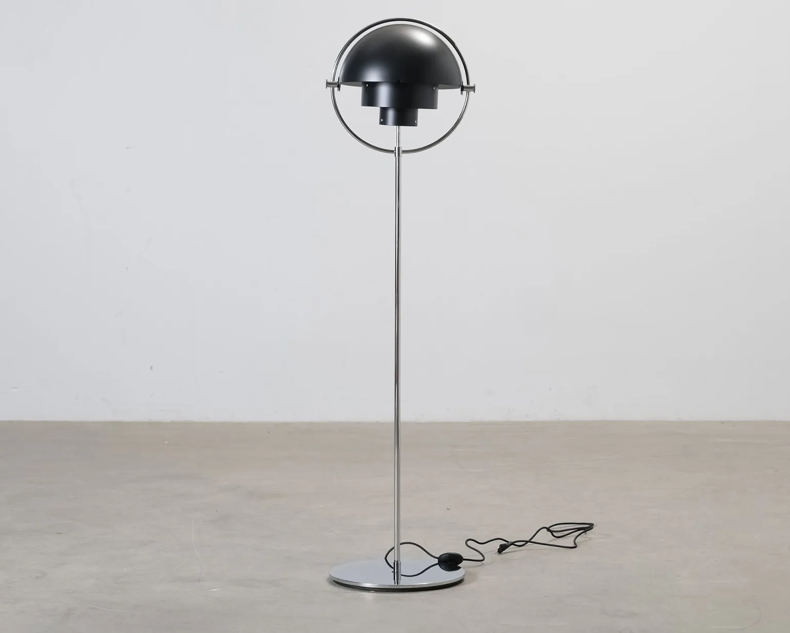 Gubi Multi-Lite golvlampa svart / krom