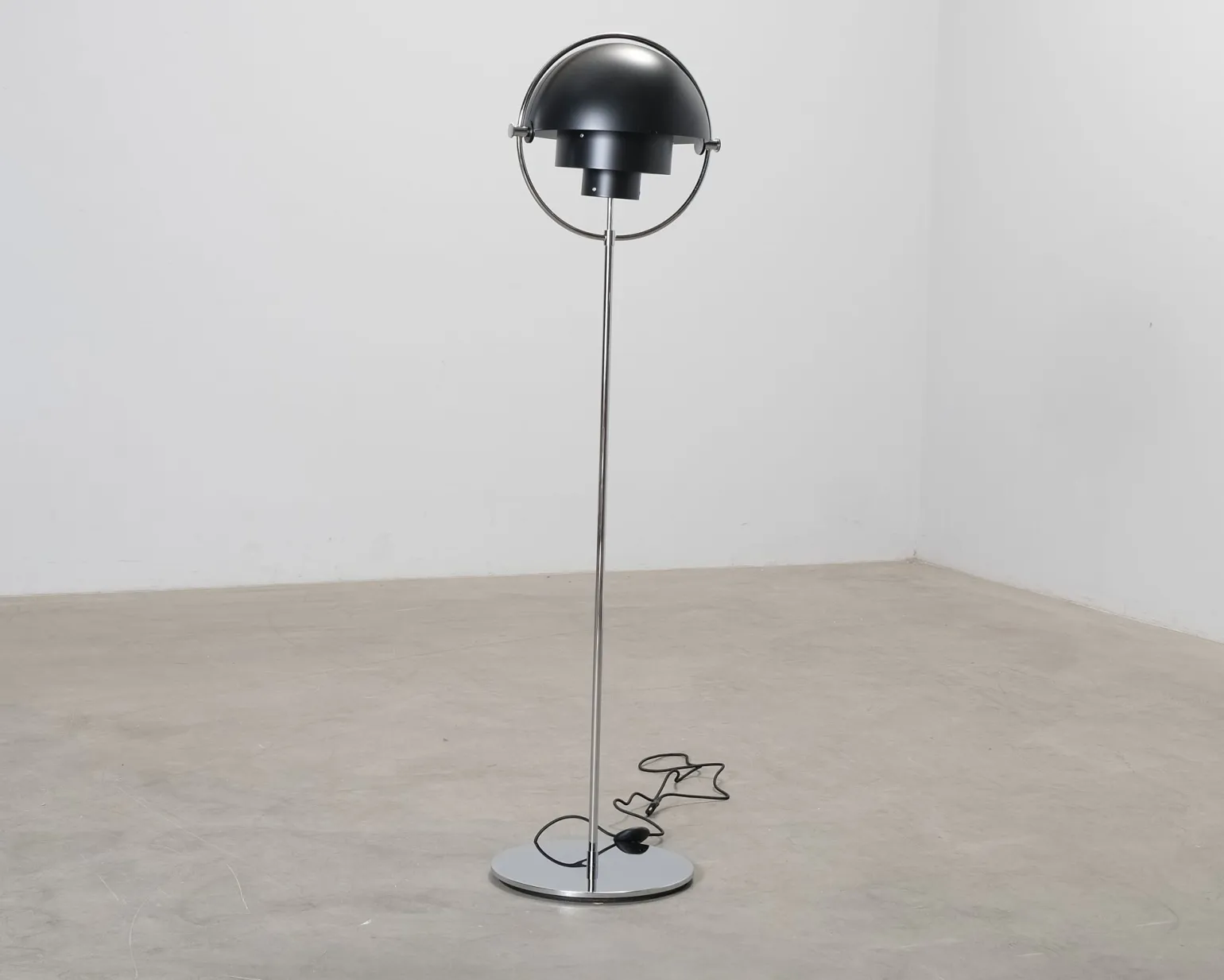Gubi Multi-Lite golvlampa svart / krom