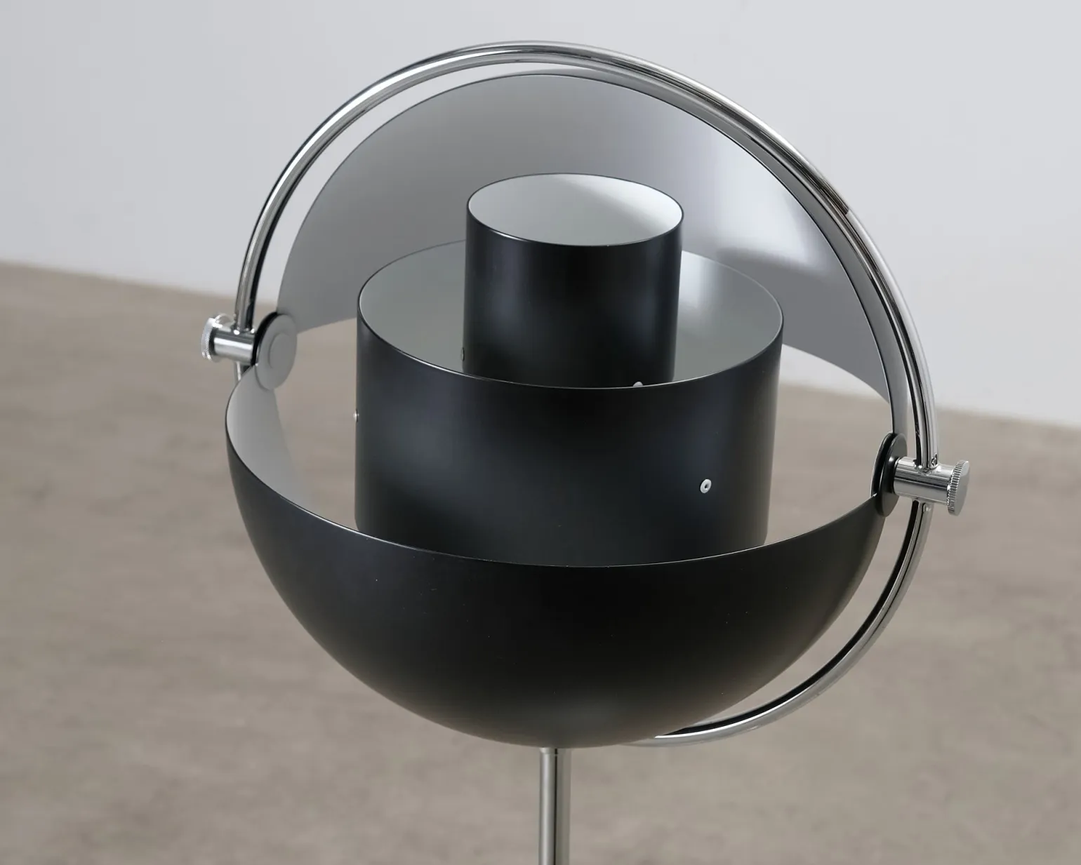 Gubi Multi-Lite golvlampa svart / krom