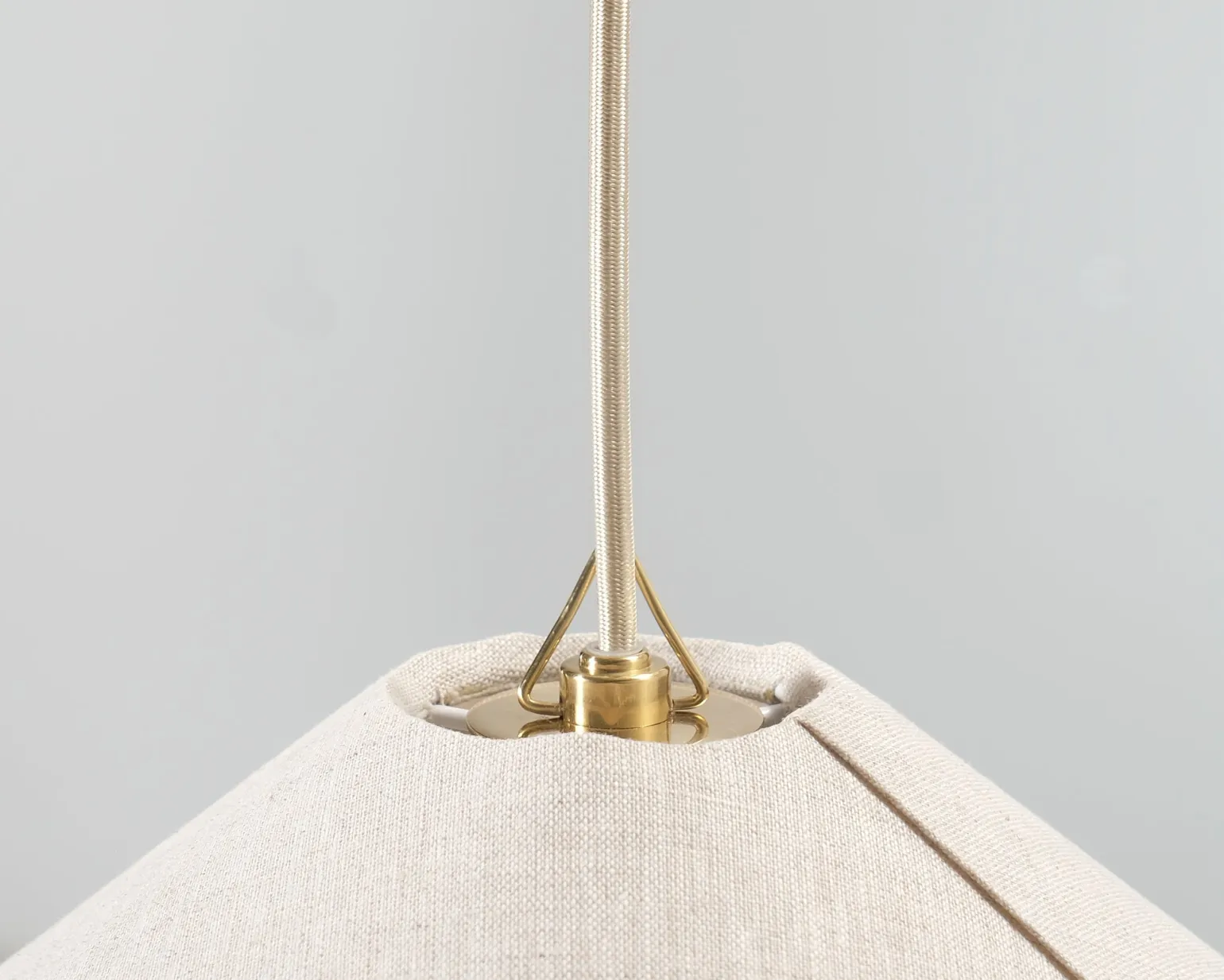 Gubi 1967 pendellampa mässing / canvas