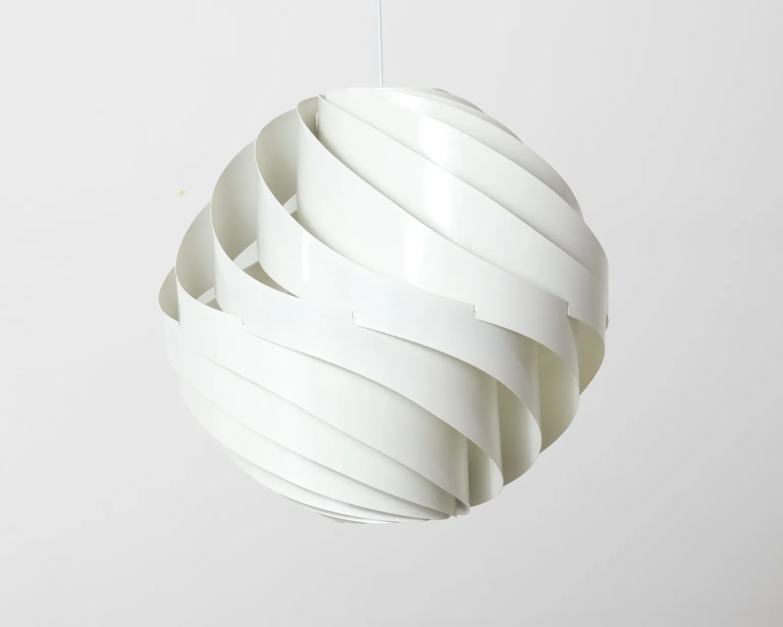 GUBI Turbo pendellampa ø 62 cm vit