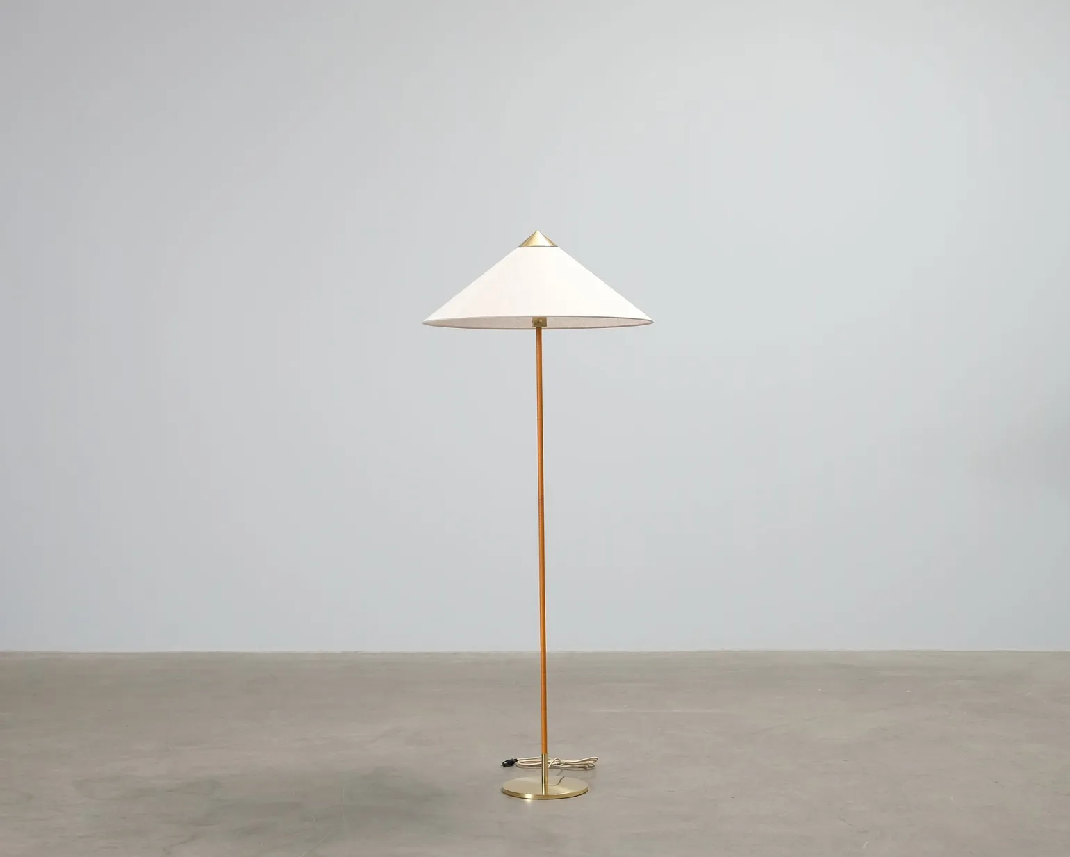 GUBI Tynell 9602 golvlampa canvas / mässing