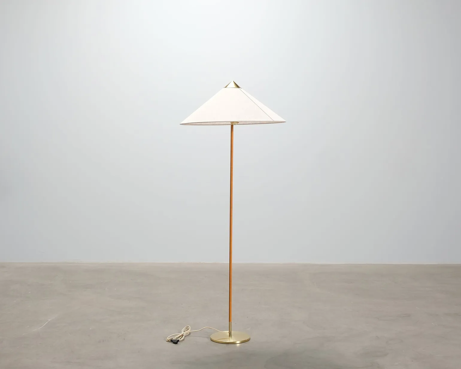 GUBI Tynell 9602 golvlampa canvas / mässing