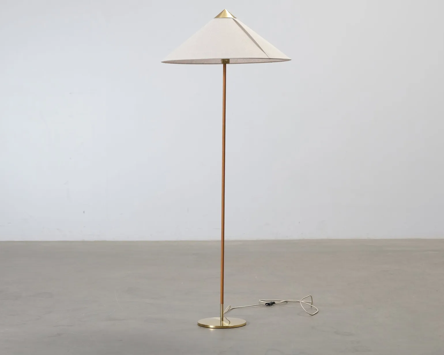 GUBI Tynell 9602 golvlampa canvas / mässing
