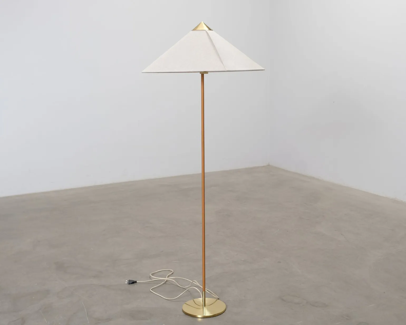 GUBI Tynell 9602 golvlampa canvas / mässing